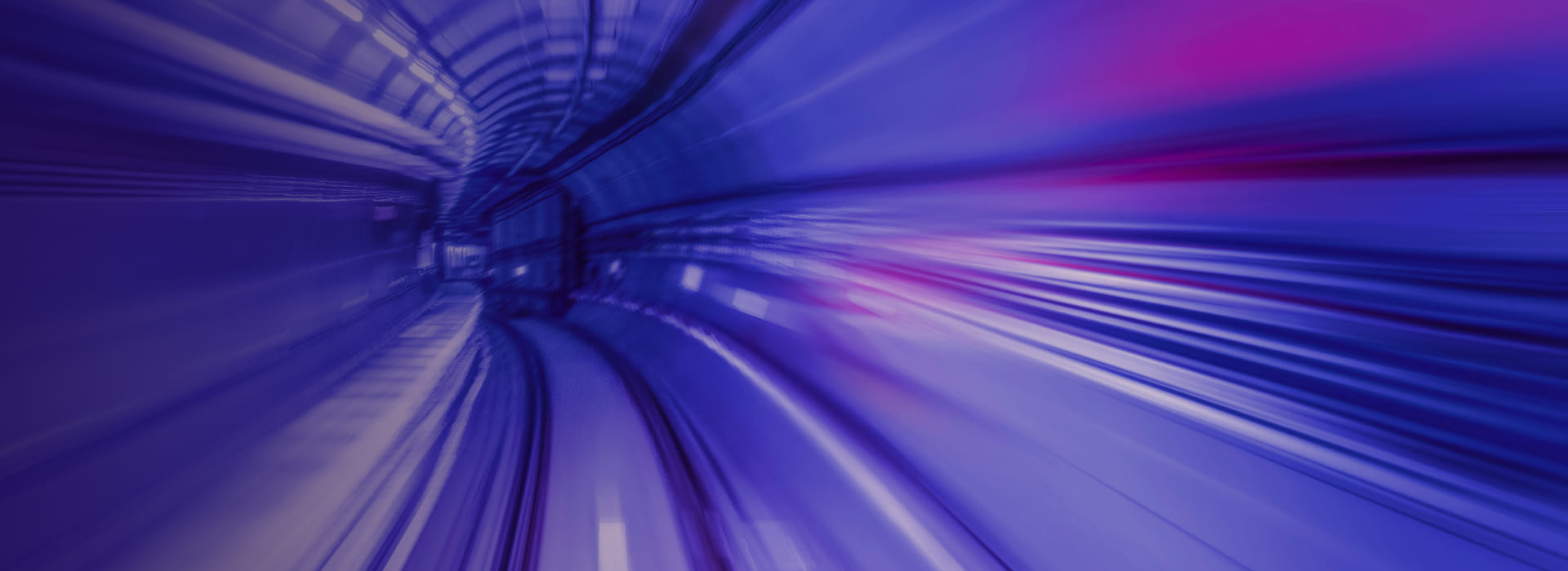 Abstrakte Darstellung eines Zuges, der mit hoher Geschwindigkeit durch einen Tunnel fährt, erzeugt ein Gefühl von Bewegung und Energie.