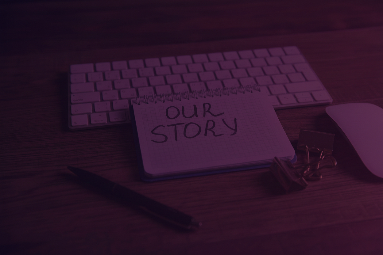 Modernes, futuristisches Bauwerk mit Menschen, das die digitale Transformation verkörpert.