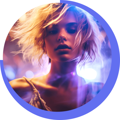 Adobe Experience Cloud Eine Frau mit blonden Haaren steht im Licht eines Scheinwerfers.