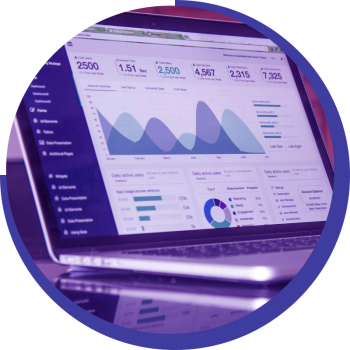 Laptop mit einem Dashboard, das Datenanalysen und Statistiken anzeigt.