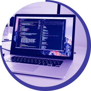 Ein Laptop, auf dem Programmiercode angezeigt wird, symbolisiert technologische Kreativität und Softwareentwicklung.