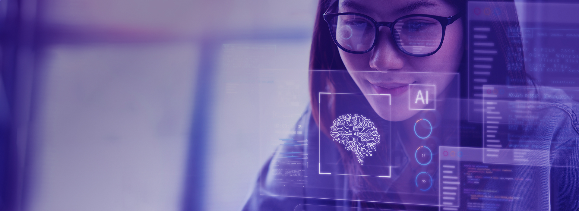 Frau sitzt vor AI Optimization Screen