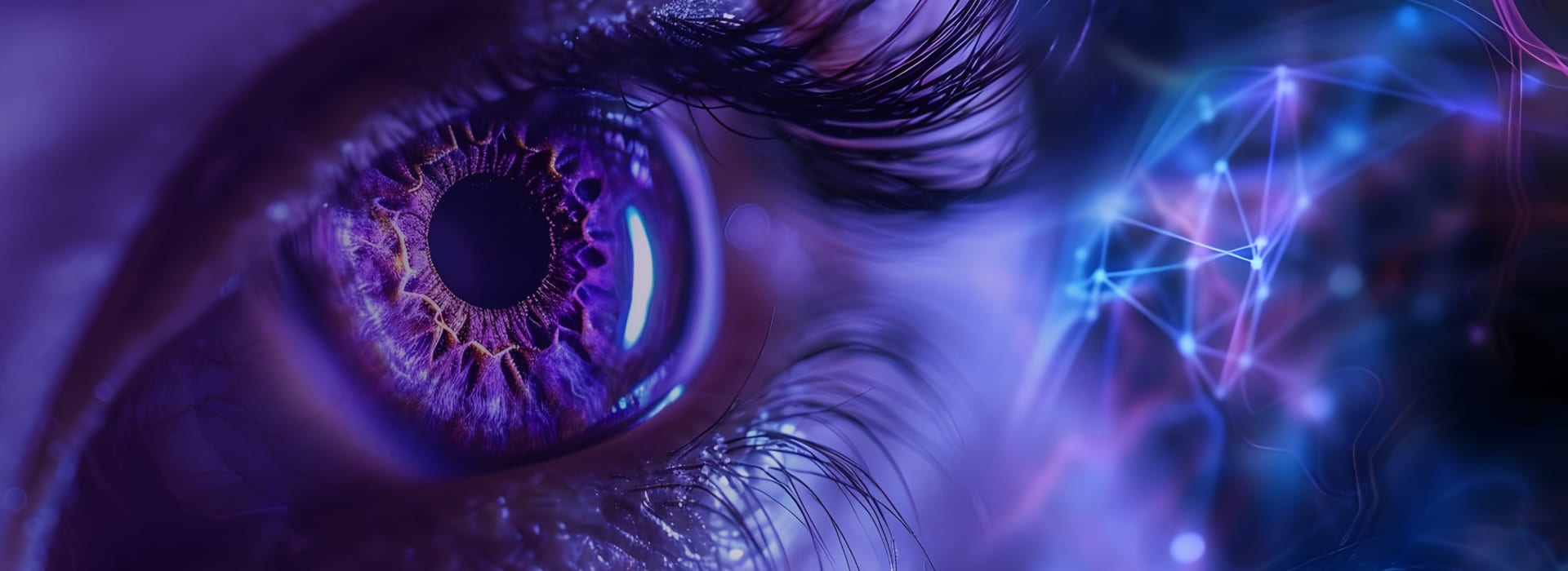 Detailaufnahme eines lila Auges, das von einem leuchtenden Licht umgeben ist, was eine faszinierende und geheimnisvolle Wirkung erzeugt.