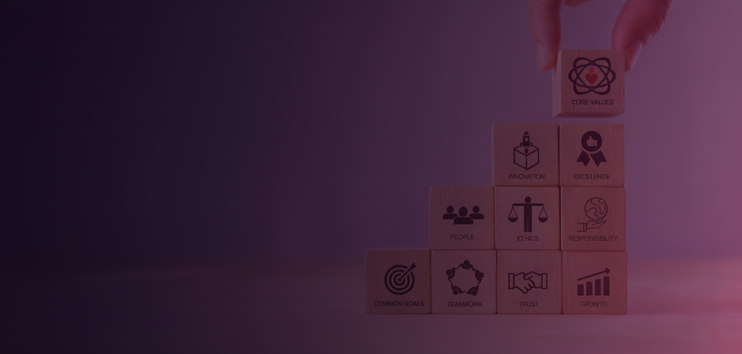 Modernes, futuristisches Bauwerk mit Menschen, das die digitale Transformation verkörpert.