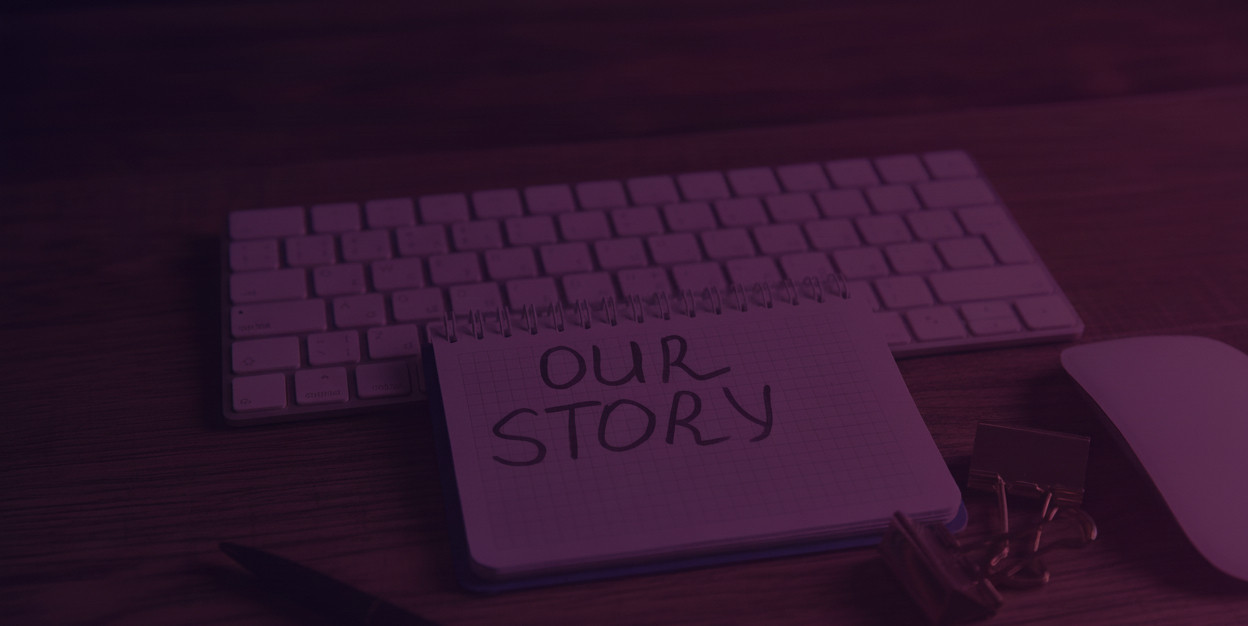 Modernes, futuristisches Bauwerk mit Menschen, das die digitale Transformation verkörpert.